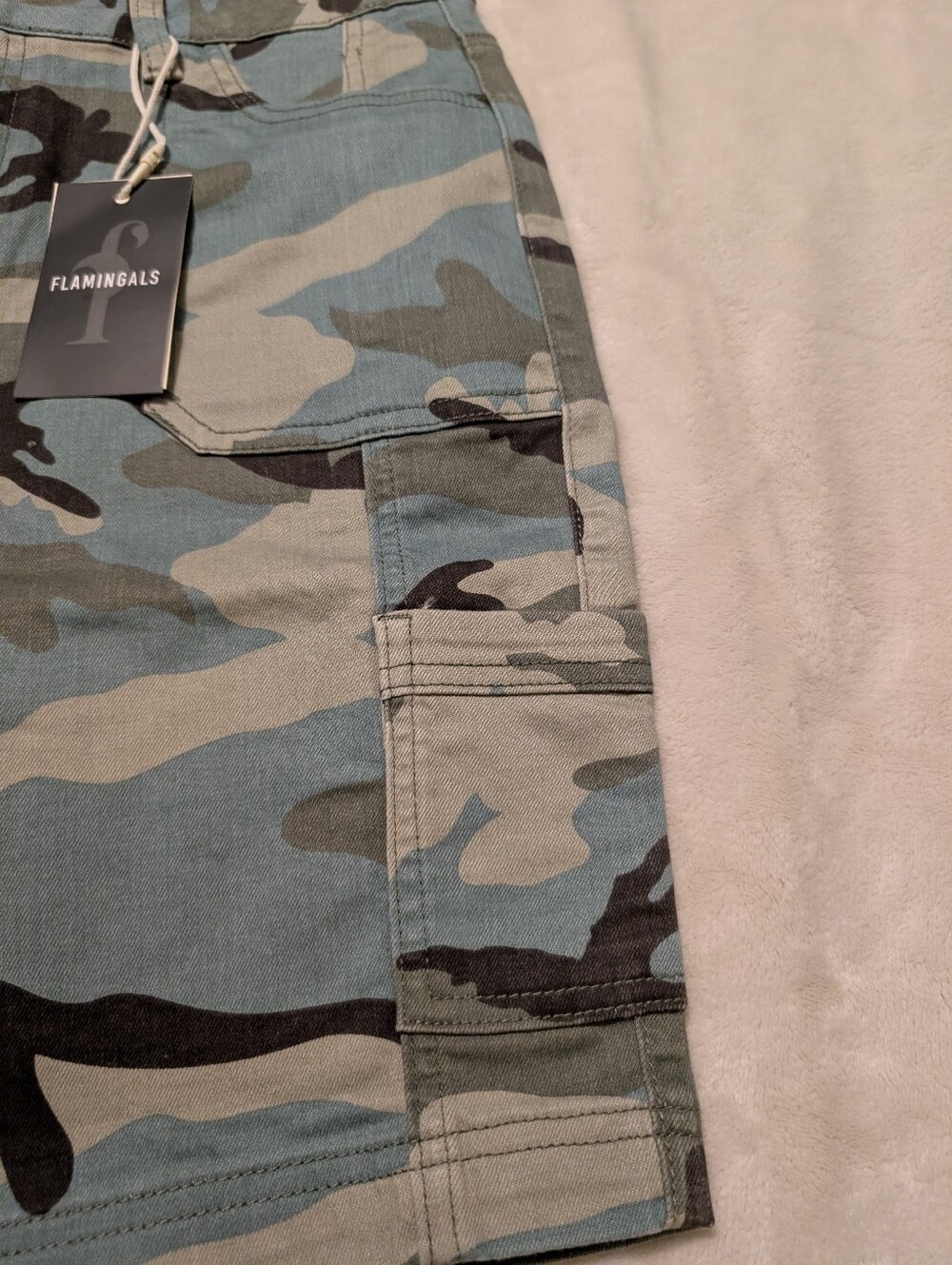 Flamingals Camo Print Patch Pocket Mid Rise Bermuda Shorts NWT Large - Picture 5 of 12